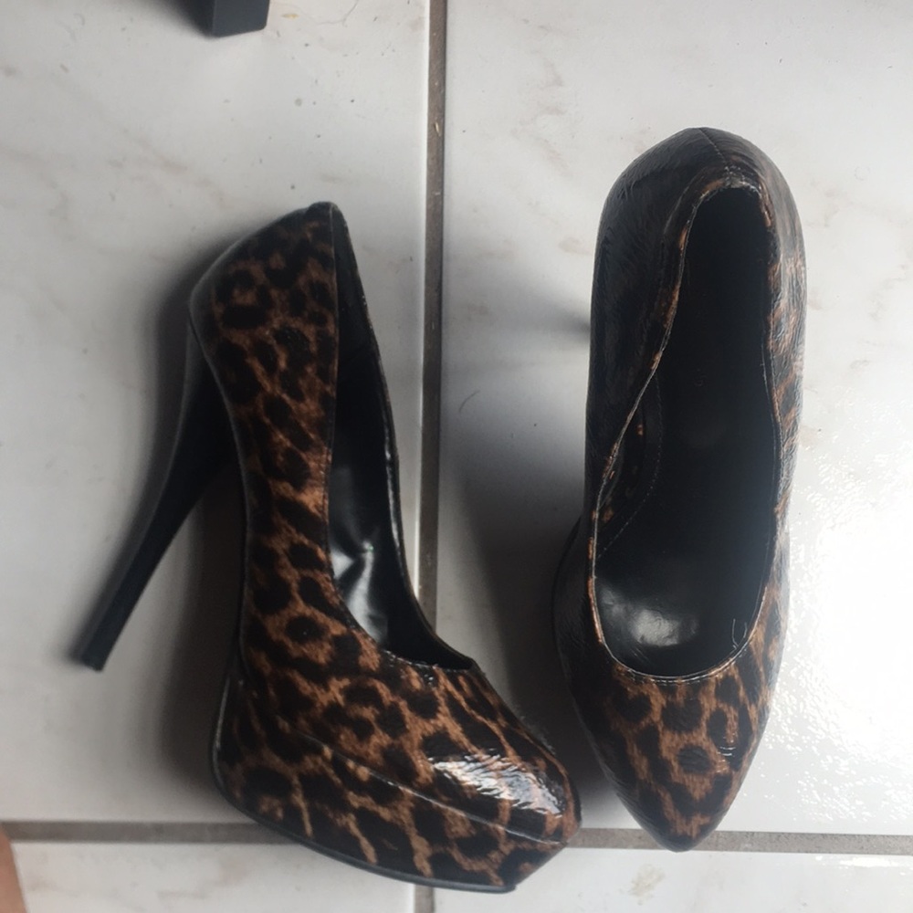 Leopard print pumps